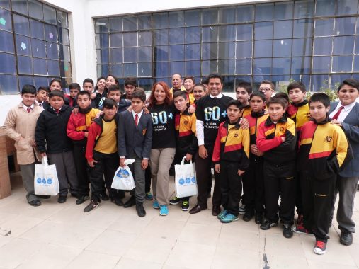 Alumnos de la escuela Alemania posando para una foto